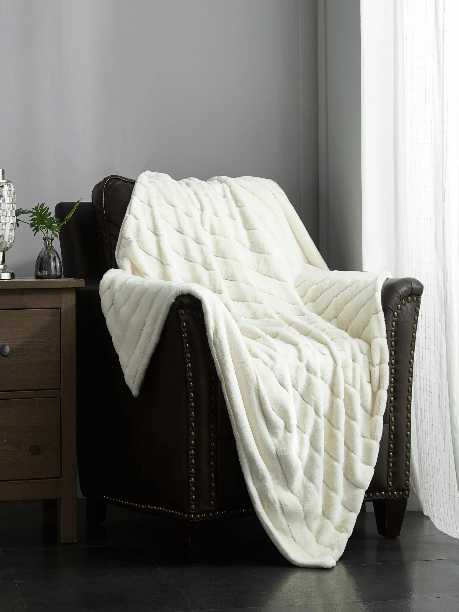Faux-Fur Throw Blanket - NY&C x Chic Home - Image 4