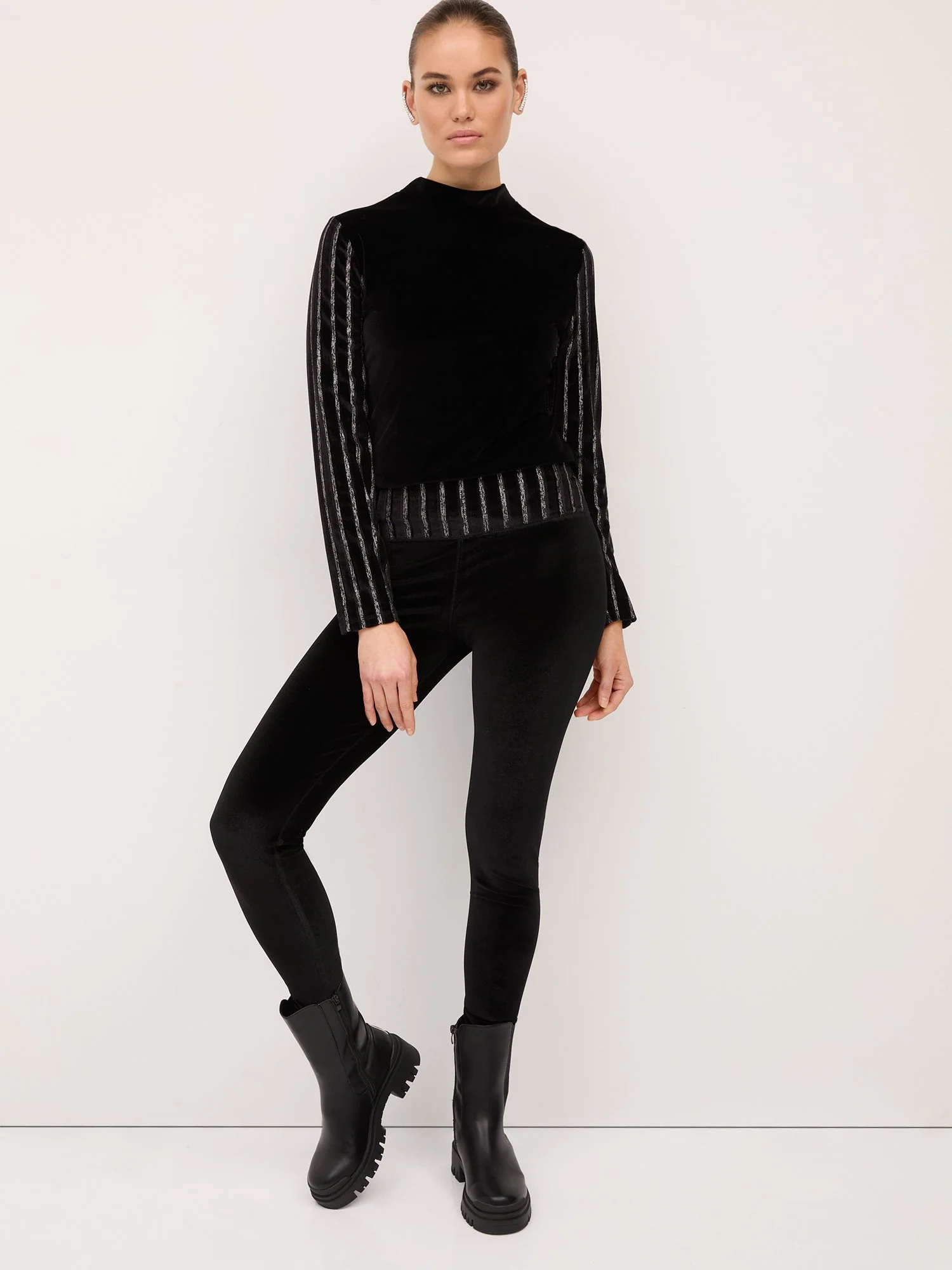 High-Waisted Metallic-Stripe Velvet Pocket Legging - Image 2