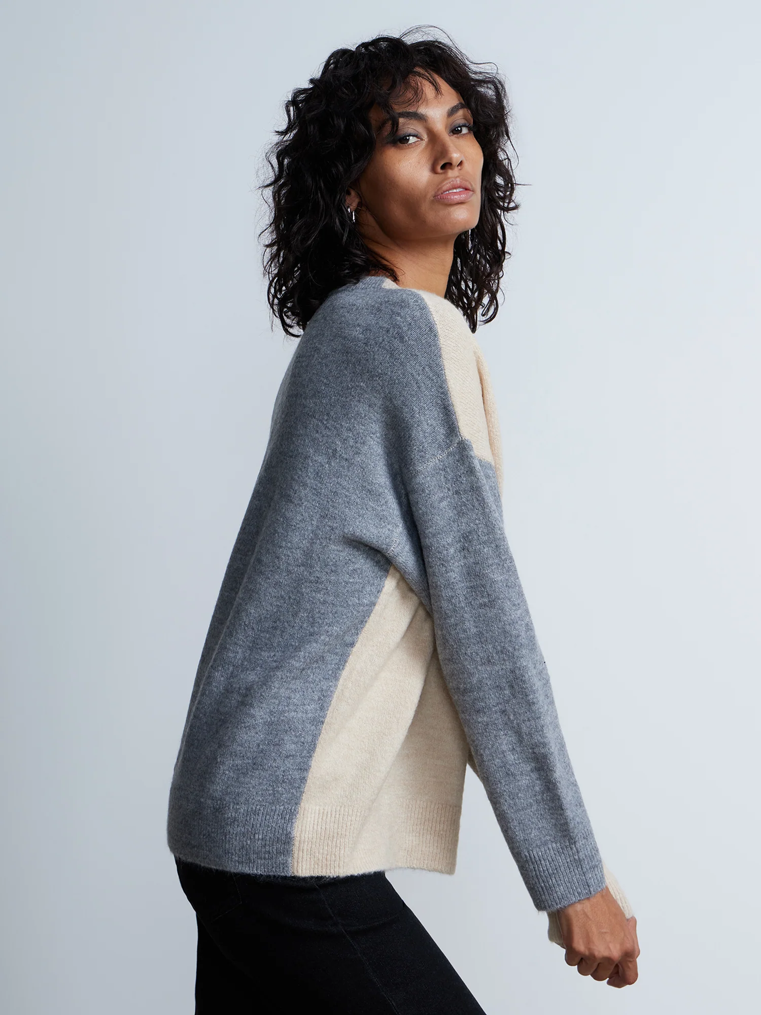Long Sleeve V-Neck Colorblock Sweater - Image 2