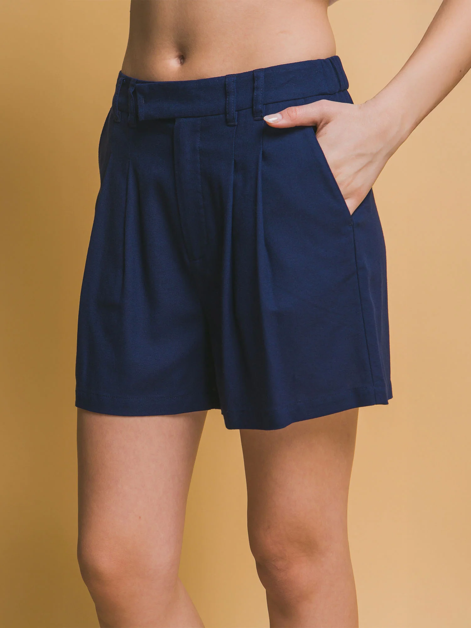 Loose Fit Pleated Linen Shorts - Image 18