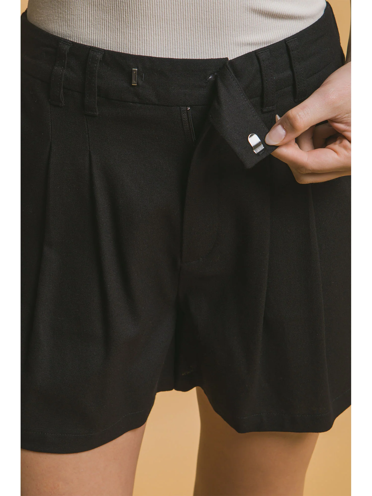 Loose Fit Pleated Linen Shorts - Image 8