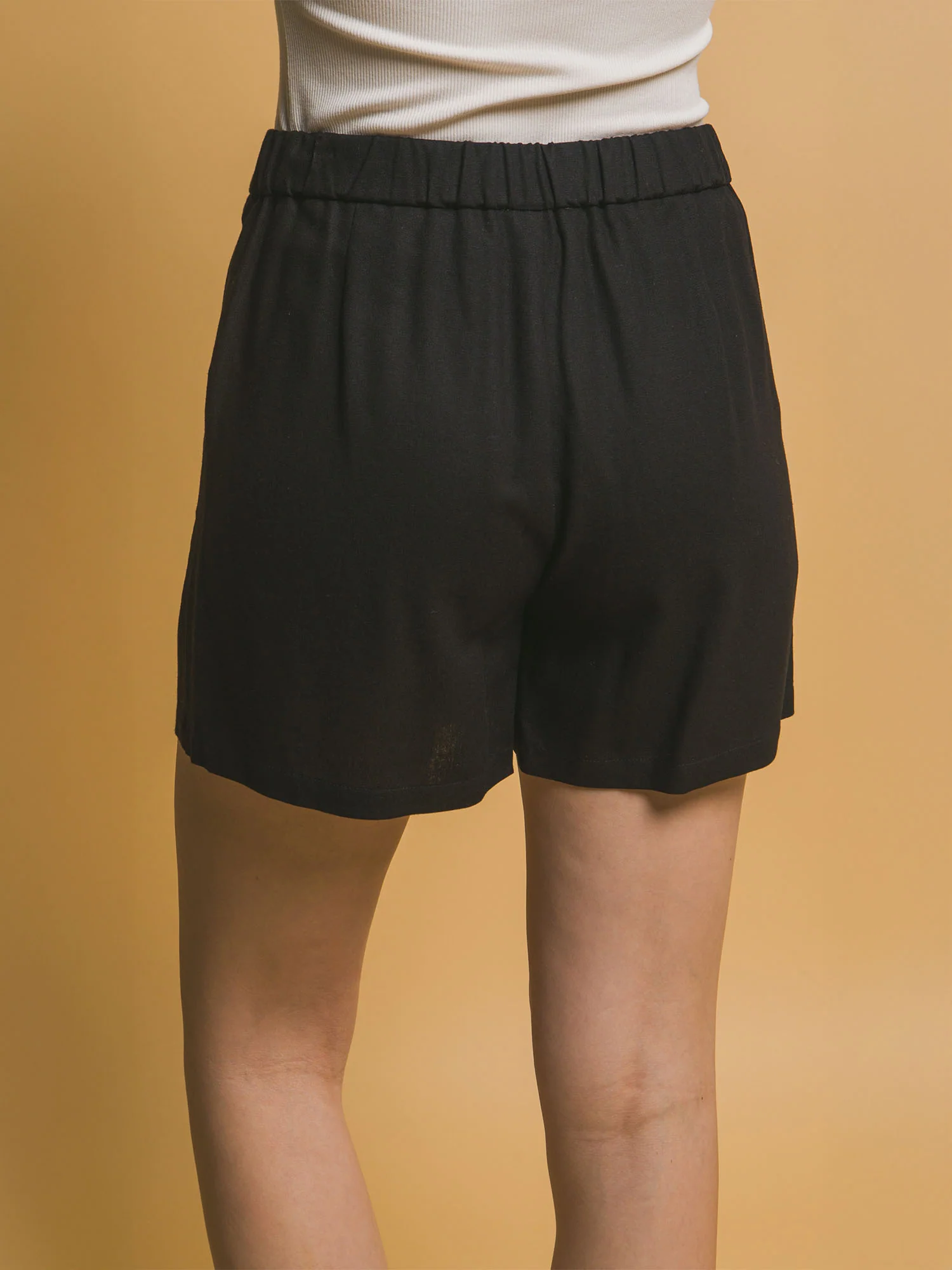 Loose Fit Pleated Linen Shorts - Image 9