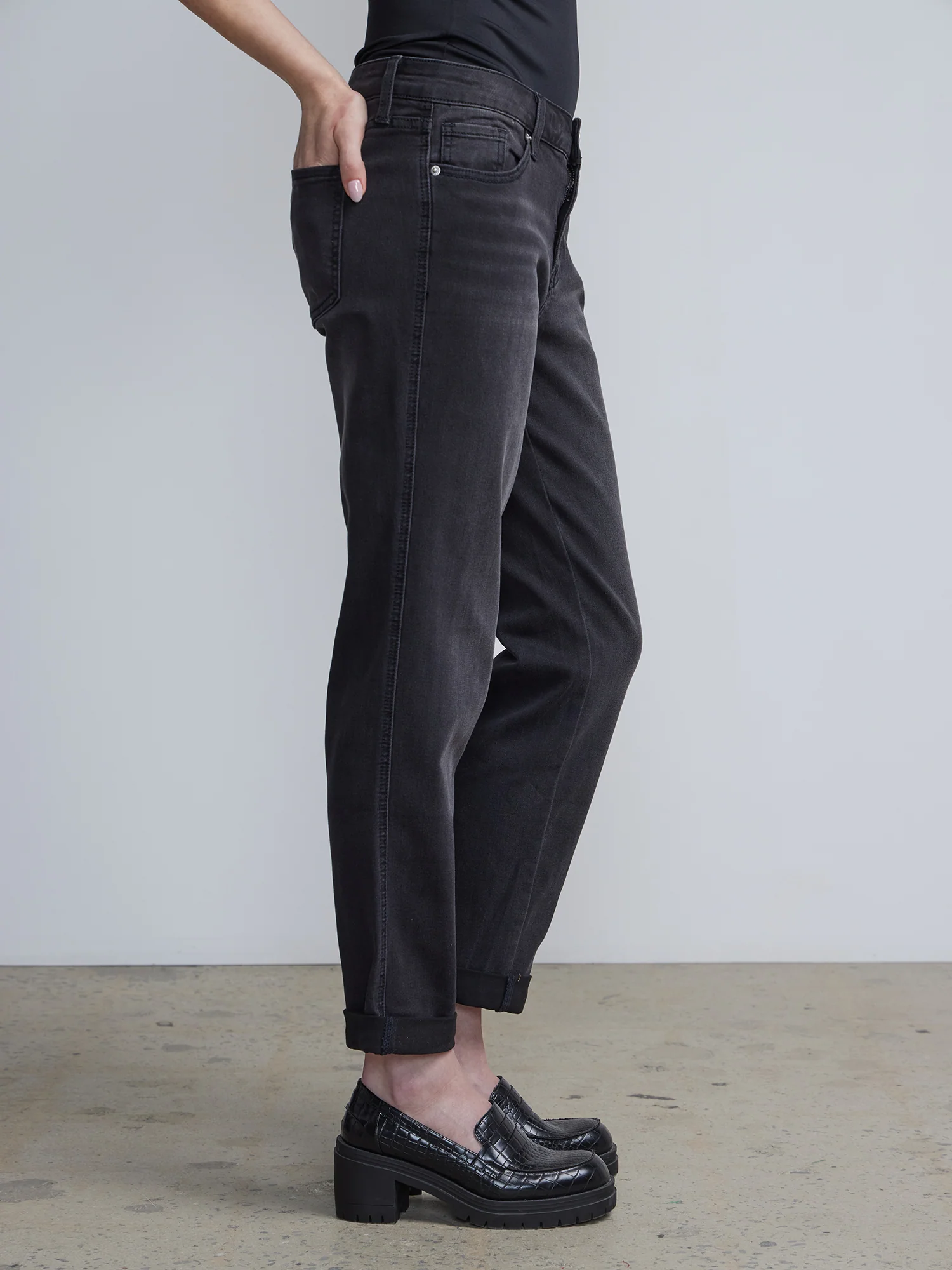 Mid-Rise Slim Boyfriend Jeans - Black - Image 3
