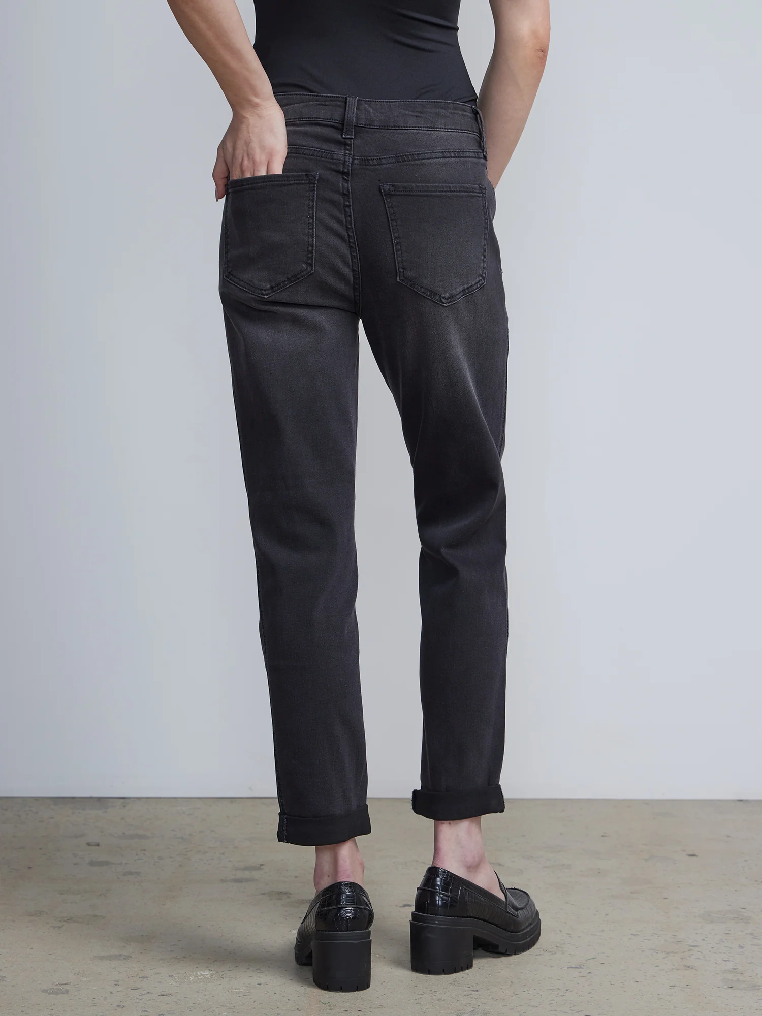 Mid-Rise Slim Boyfriend Jeans - Black - Image 4