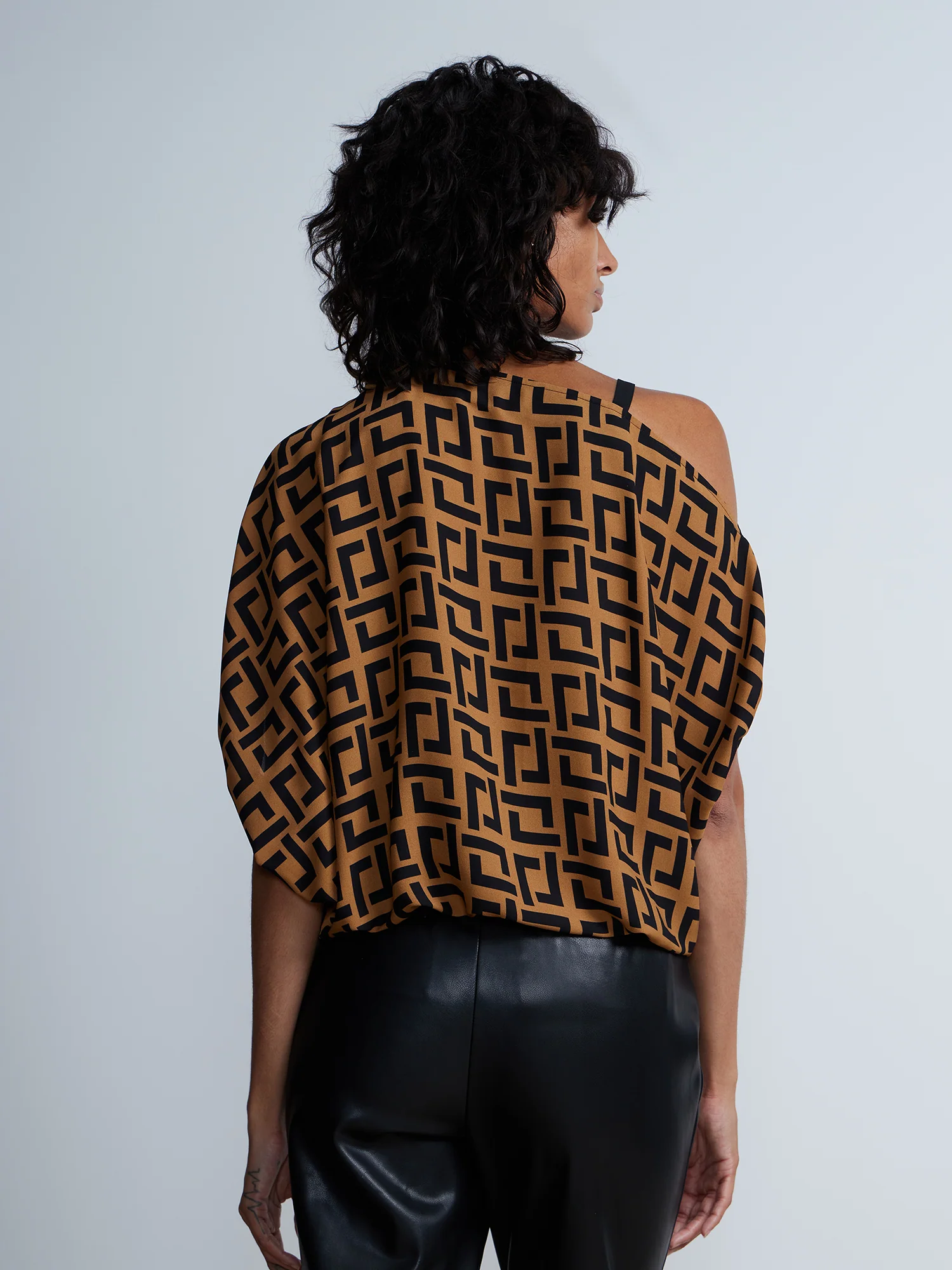 Short Sleeve Link Detail Cold Shoulder Top - Image 3