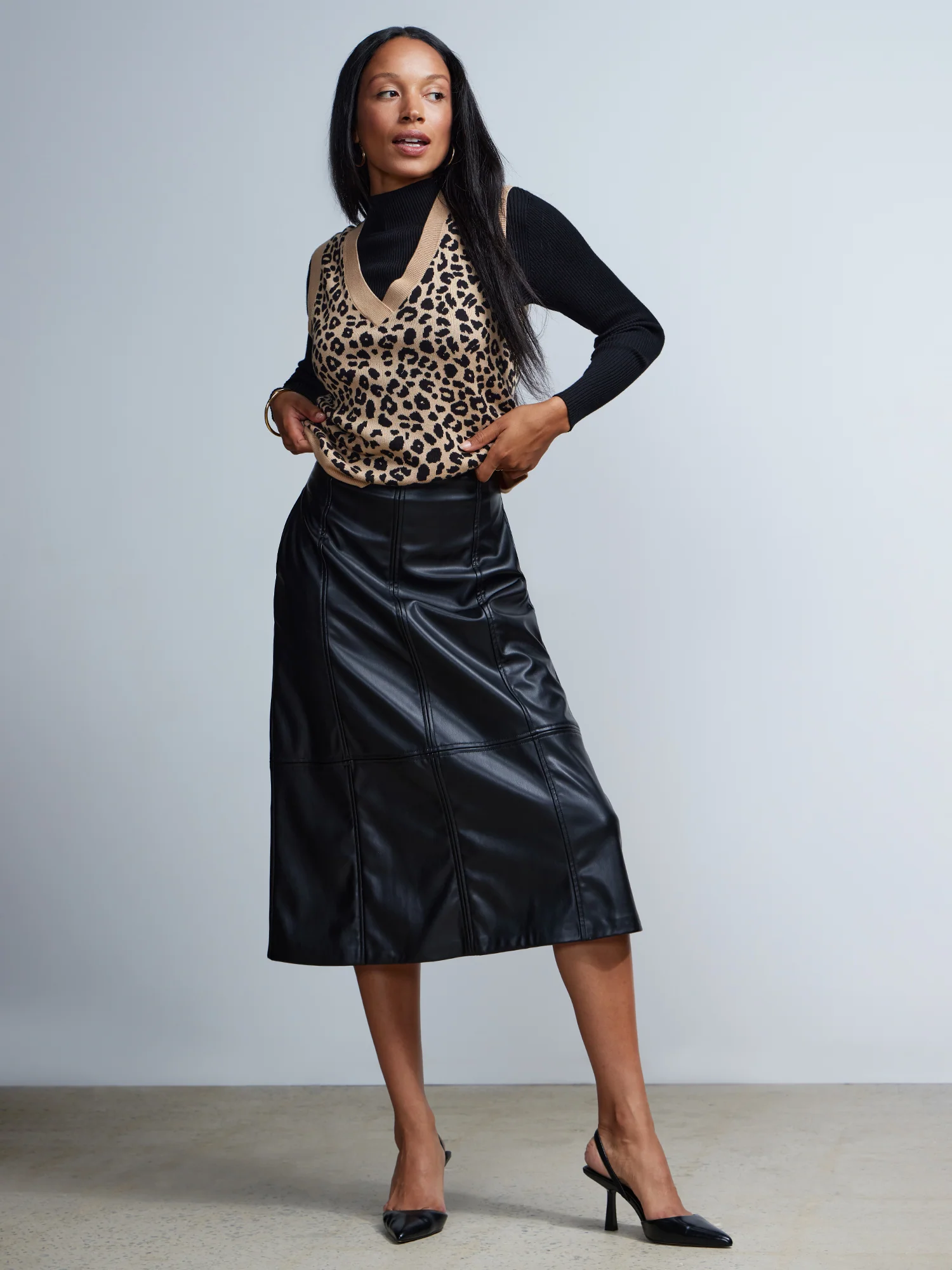 Sleeveless V-Neck Leopard Print Sweater - Image 2